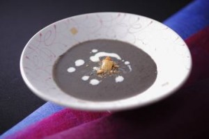 黒大豆のスープ　花びら茸添え　　上諏訪温泉　しんゆ